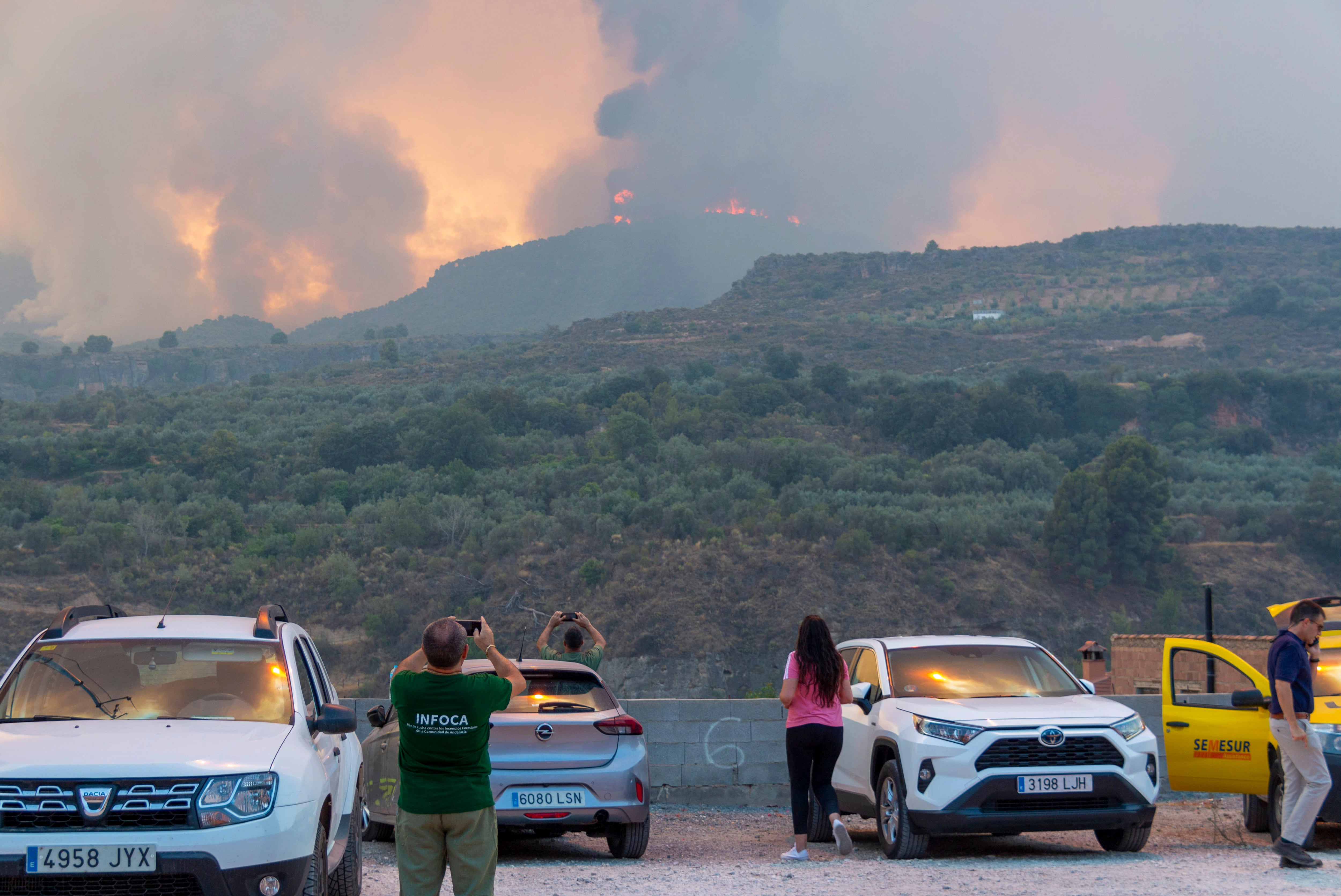 GRAFAND3005. ALBUÑUELAS (GRANADA), 09/09/2022.- El incendio forestal declarado este jueves en Los Guájares, en la comarca de la Costa Tropical de Granada, ha afectado ya a unas 2.000 hectáreas, según ha informado el Servicio de Extinción de Incendios Forestales de Andalucía (Infoca). EFE/ Alba Feixas
