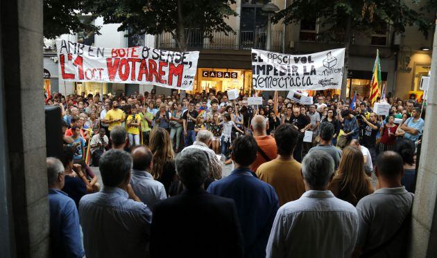 Manifestación a las puertas del Ayuntamiento de Mataró.