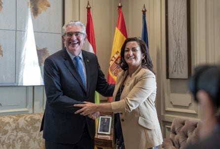 La presidenta de La Rioja, Concha Andreu, recibe al presidente del TSJR, Javier Marca en 2019.