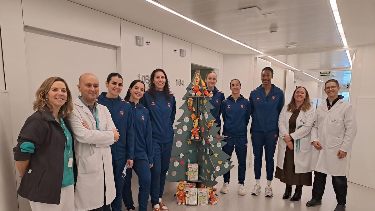 El Hospital Quirónsalud Valencia y el Valencia Basket llevan la ilusión navideña a sus pacientes pediátrico