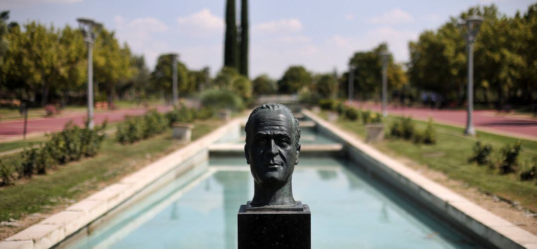 Busto del rey emérito Juan Carlos I en el parque con el mismo nombre en Pinto