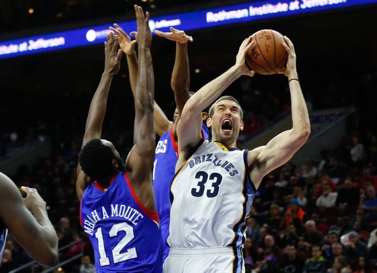 Una de las jugadas del pívot español contra los Sixers de Filadelfia.