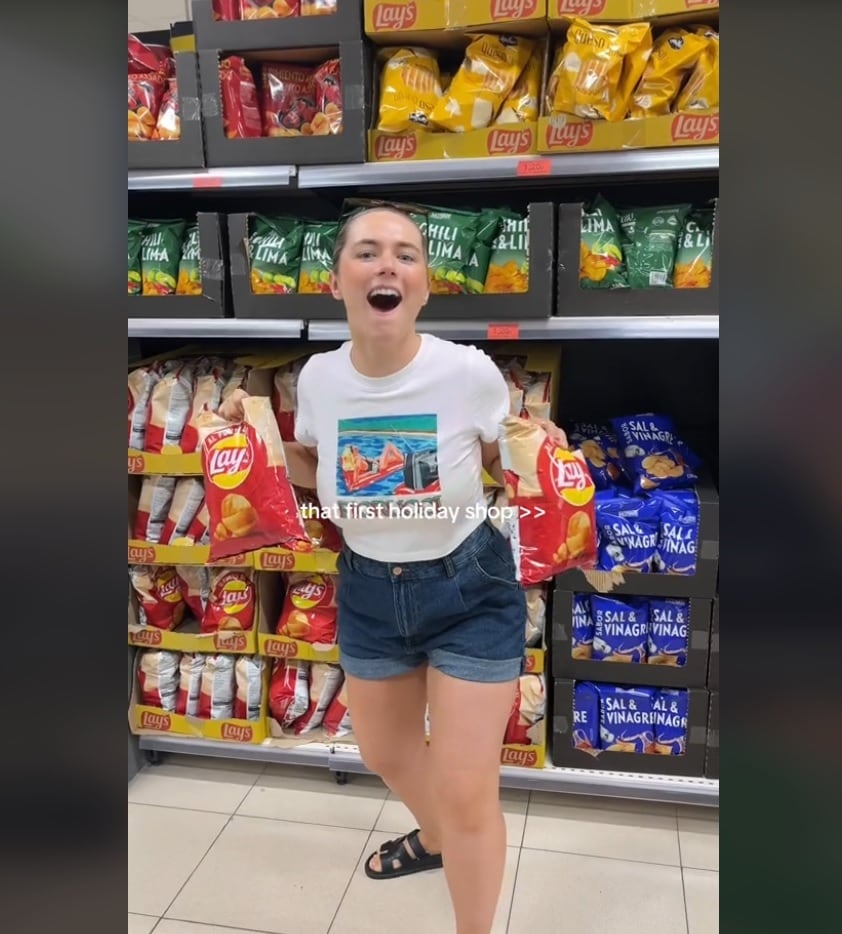 Una turista inglesa con productos del Mercadona.