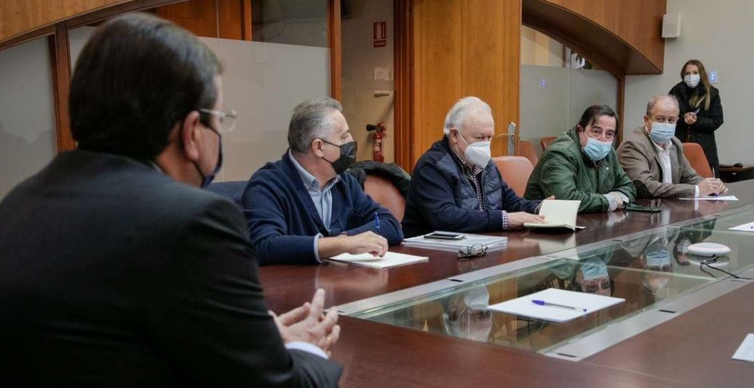 Fernández Vara, en la reunión con las organizaciones agrarias y las cooperativas sobre cooperativas.