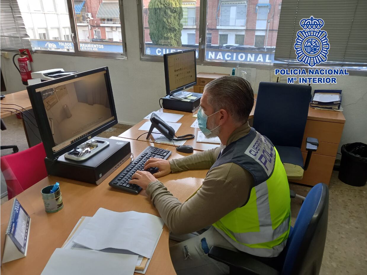 Un agente de la Policía Nacional de Molina de Segura visiona un vídeo de la zona en la que, supuestamente, tuvieron lugar los hechos