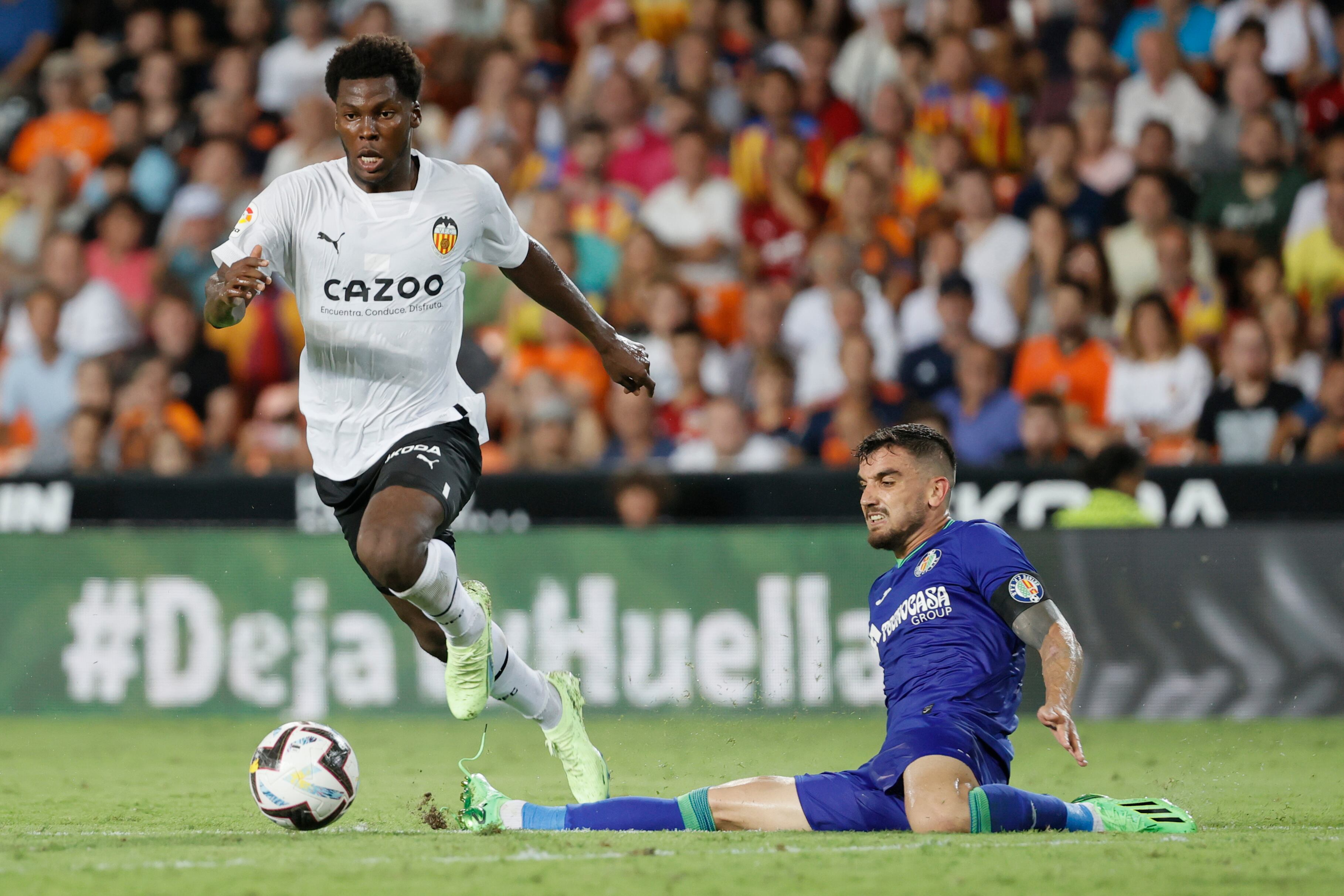 El centrocampista del Valencia CF Yunus Musah (i) se escapa del uruguayo Mauro Arambarri, del Getafe CF, durante el partido de la cuarta jornada de Liga en Primera División que disputan Valencia CF y Getafe CF este domingo en el estadio de Mestalla, en Valencia. EFE/ Juan Carlos Cárdenas