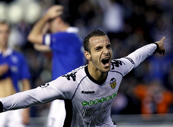 El delantero del Valencia Roberto Soldado celebra la consecución del primer gol de su equipo frente al Glasgow Rangers.