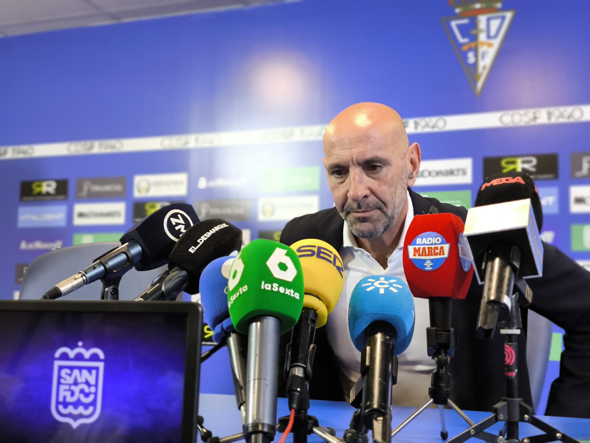 Monchi en la sala de prensa del Estadio Iberoamericano.