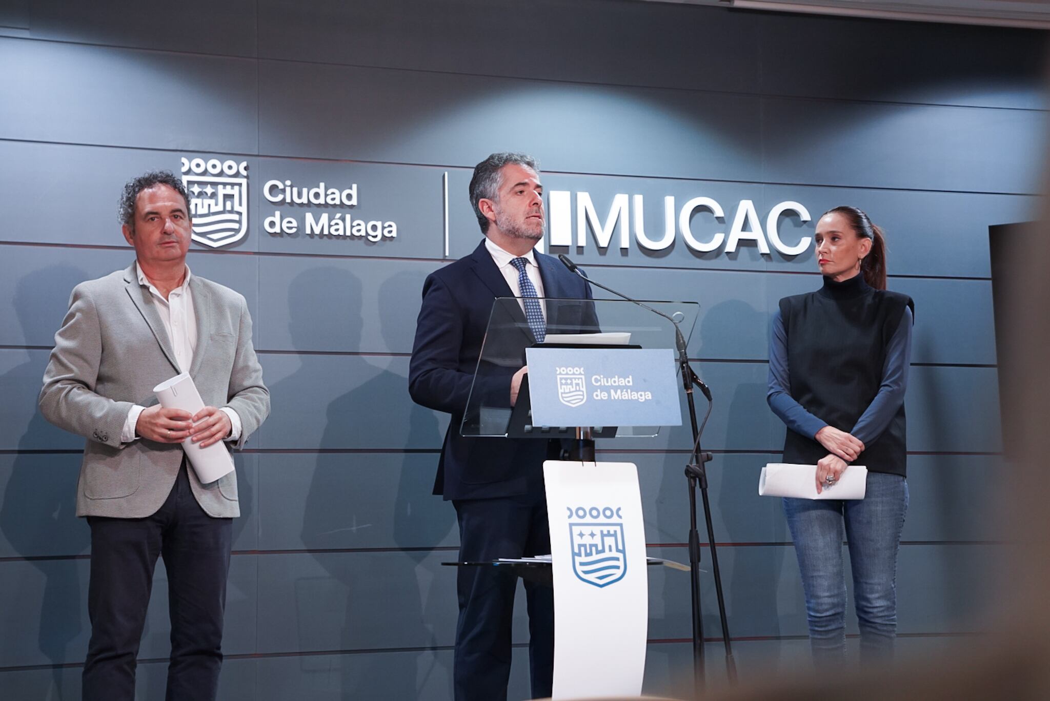 El concejal de Economía, Carlos Conde, flanqueado por los ediles de Derechos Sociales, Francisco Cantos, y la portavoz popular, Elisa Pérez de Siles, durante la rueda de prensa sobre la Junta de Gobierno Local (Ayuntamiento de Málaga).