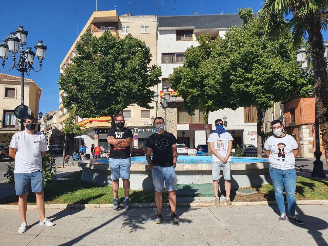 Raúl Añover junto con algunos integrantes de la Comisión de Festejos