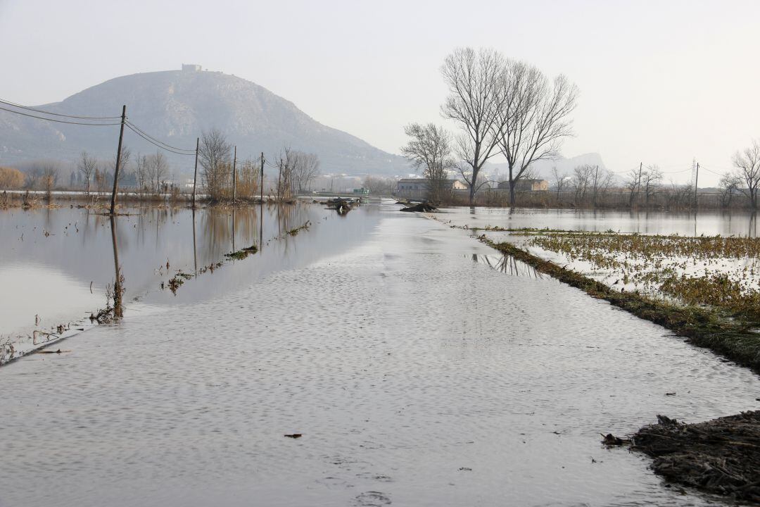 Carretera GI-643 totalment inundada a Girona