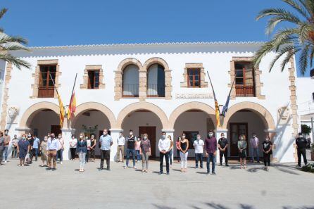 Minuto de silencio en el Ayuntamiento de Santa Eulària