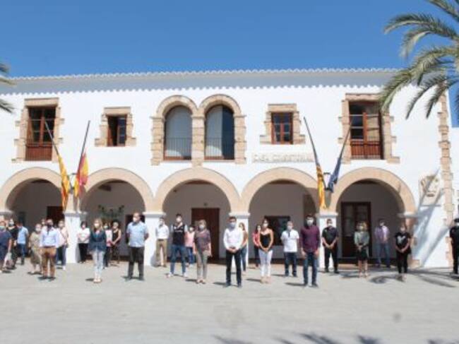 Minuto de silencio en el Ayuntamiento de Santa Eulària
