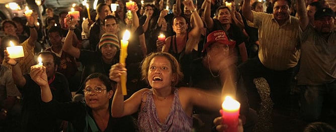 En la imagen, la concentración que realizan cada noche los partidarios de Zelaya a las puertas de la embajada de Brasil.