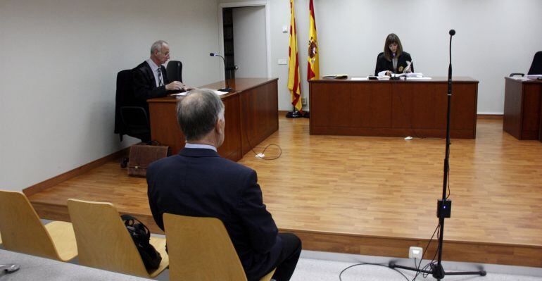 L'acusat de matar a trets a un gos a Torà, el 19 d'octubre, al penal 3 de Lleida, abans d'iniciar-se el judici, amb el seu advocat a l'esquerra i la jutgessa al fons.