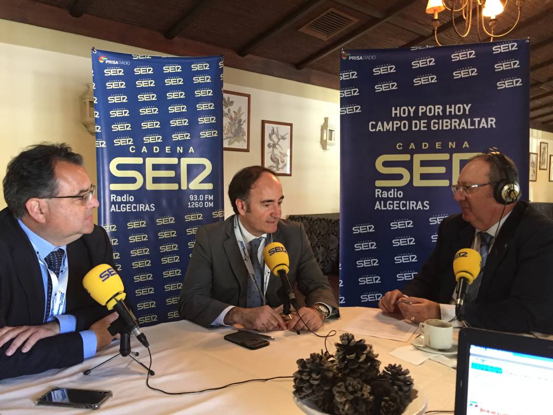 Un momento de la entrevista con Gerardo landaluce, presidente de la Autoridad Portuaria de la Bahía de Algeciras y el el responsable de la terminal de Vopak, Juan Jesús Reyes.