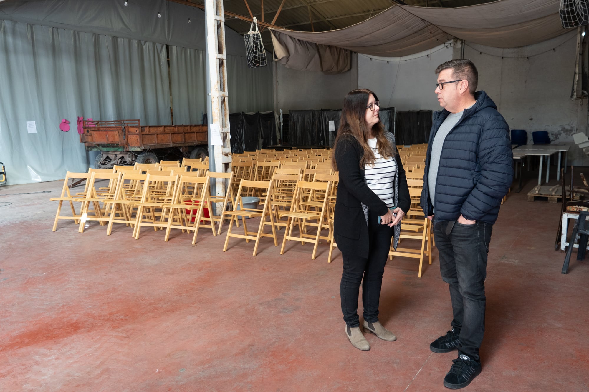 Entrega de sillas en Armuña de Tajuña
