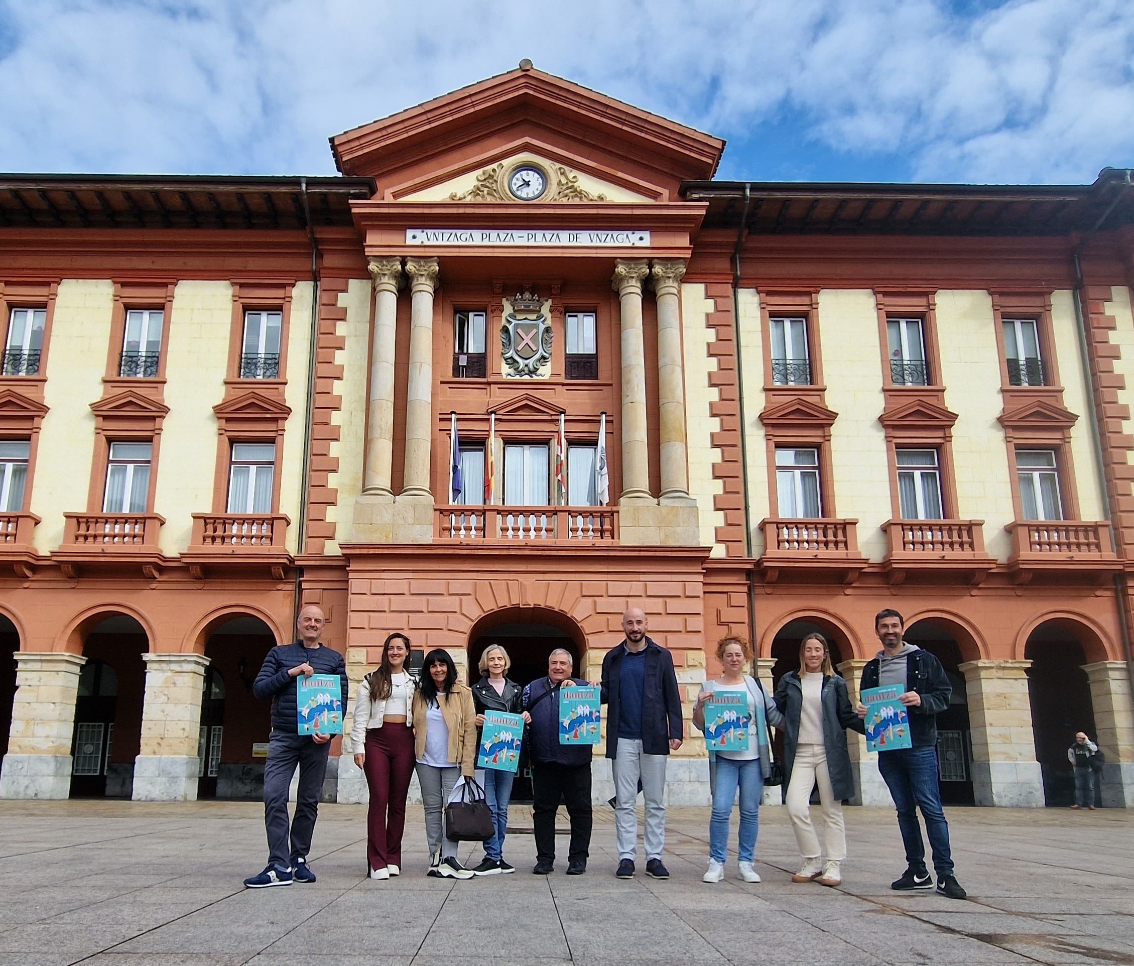 Representantes de las academias y grupos locales de danza junto a Jon Iraola, alcalde de Eibar y Patxi Lejardi, concejal de Cultura