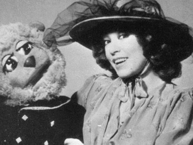 Mari Carmen con Rodolfo, uno de sus muñecos.