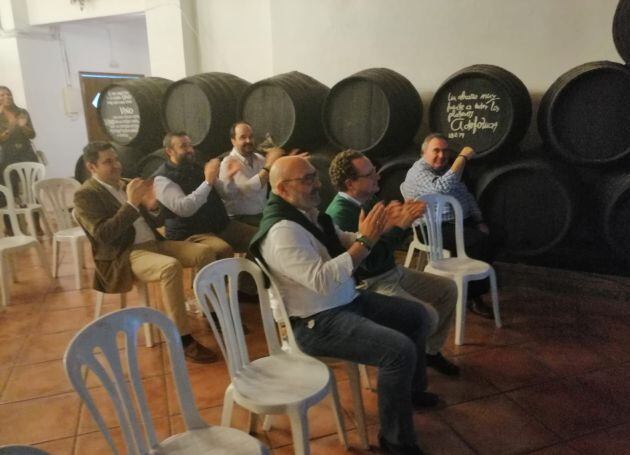 Alejandro Hernández y José Ramírez del Río, viendo el discurso de Abascal.