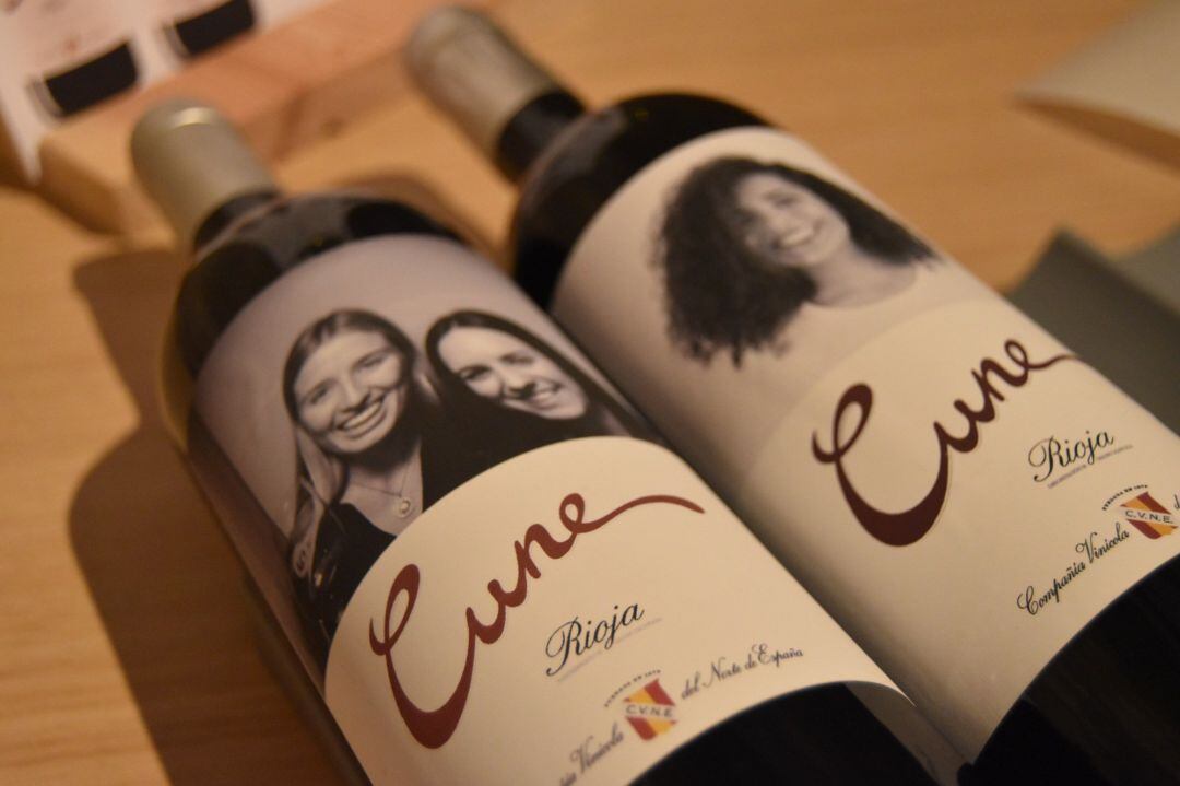 CVNE instala un fotomatón para hacer etiquetas personalizadas para sus vinos.