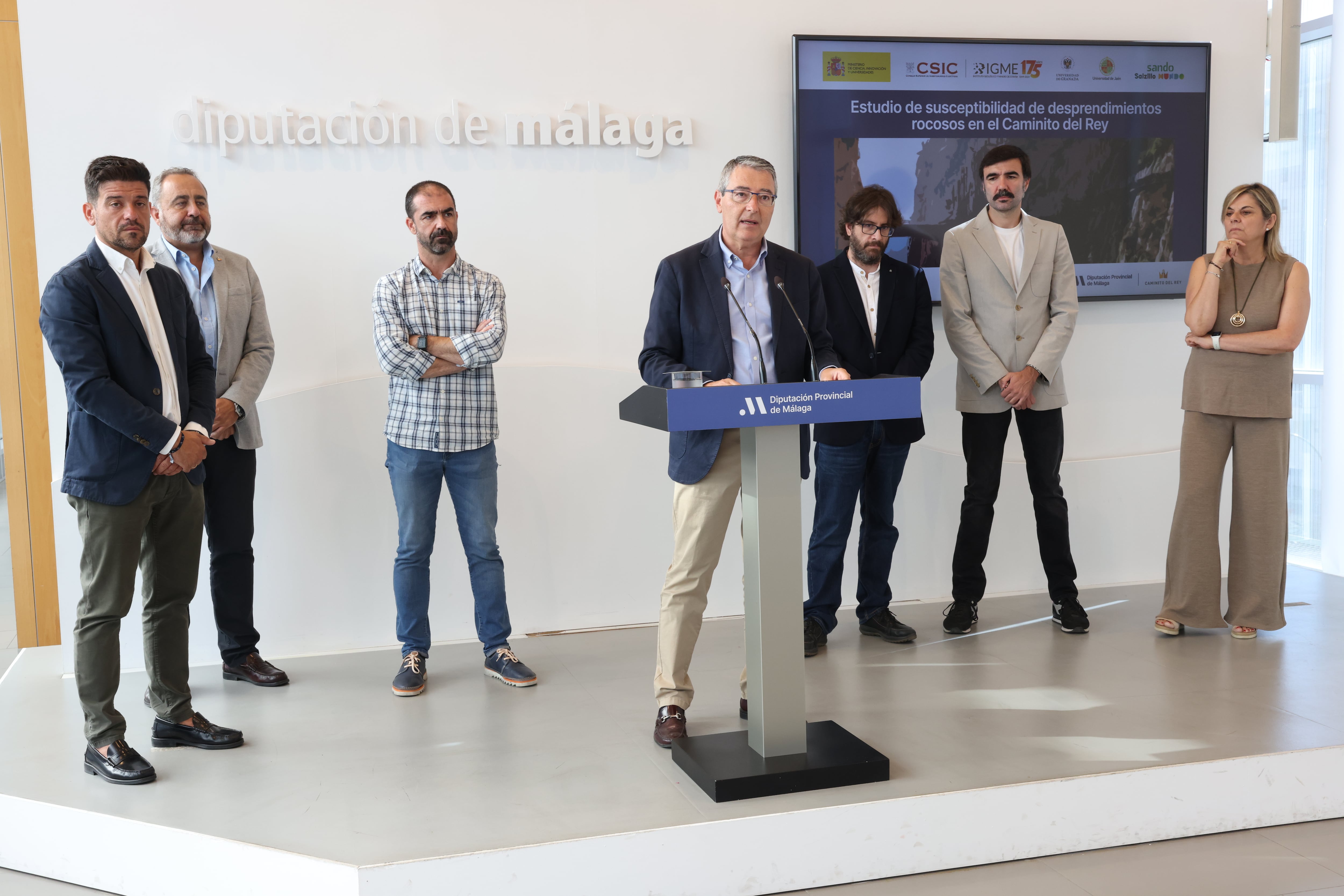 El presidente de la Diputación de Málaga, Francisco Salado, junto a autores del informe