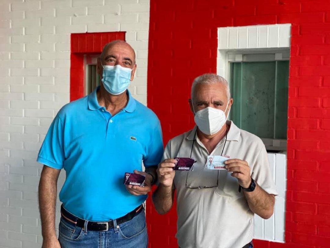 Dos aficionados del Algeciras con su abono.