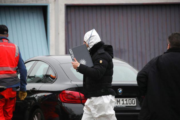 FOTOGALERÍA | La policía inspecciona el coche desde donde se han hecho los disapros.