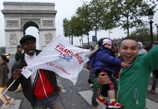 Los franceses celebran el triunfo de Hollande por las calles de París