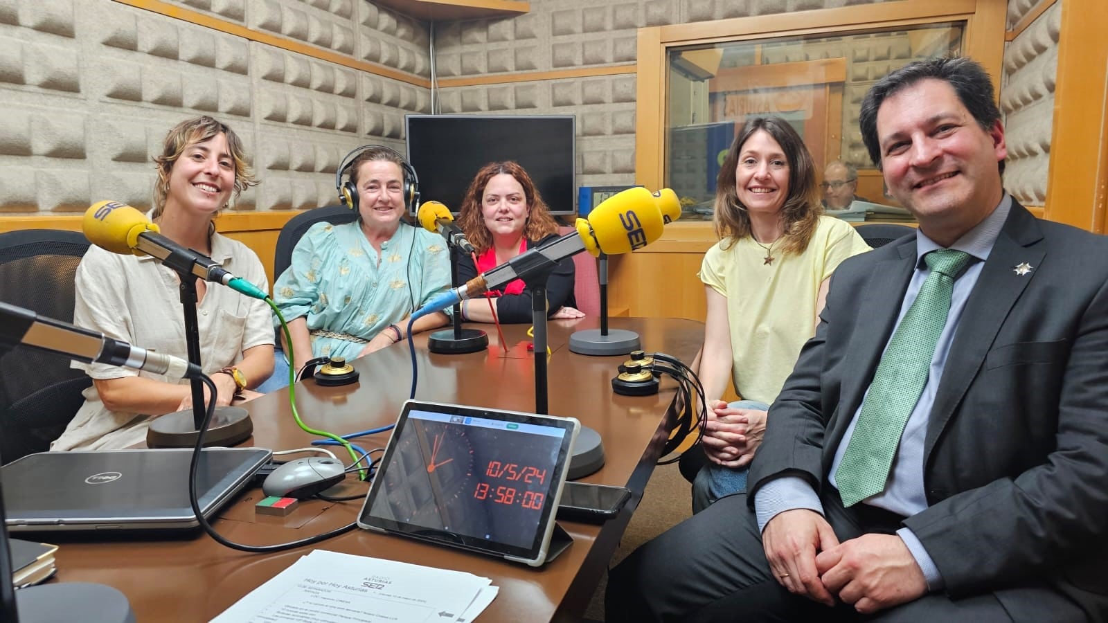 La enfermeras Alicia, Ana, Ana y Lorena, y el presidente del Colegio de Enfermería de Asturias, Esteban Gómez