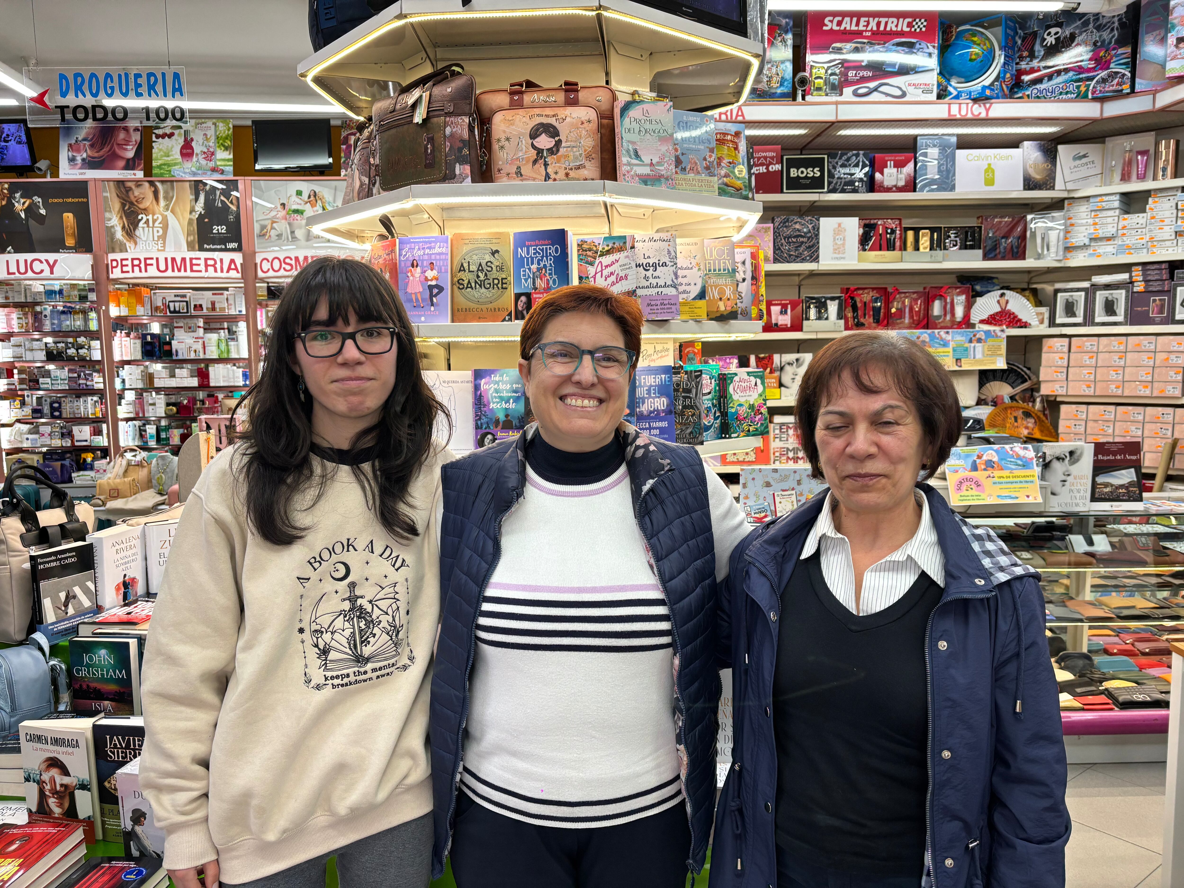 Inés, Almudena y Socorro posan en Villa Serendipia, que celebra este 23 de abril una jornada especial