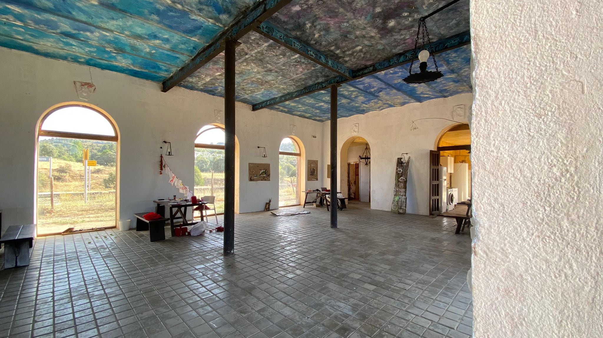 Espacio de trabajo para los artistas residentes en Kárstica en la planta baja de la antigua estación de tren.