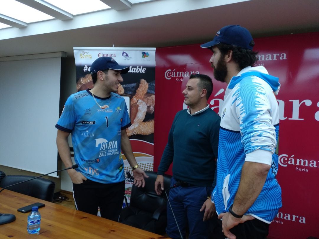 Luis Enrique Vega (i), junto a los técnicos Kike Guíu y Manolo Sevillano.