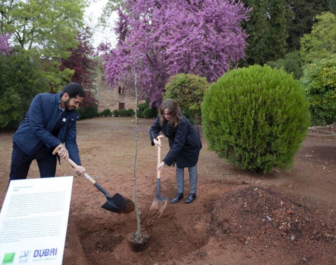 La directora del monumento, Rocío Díaz, colabora en la tarea