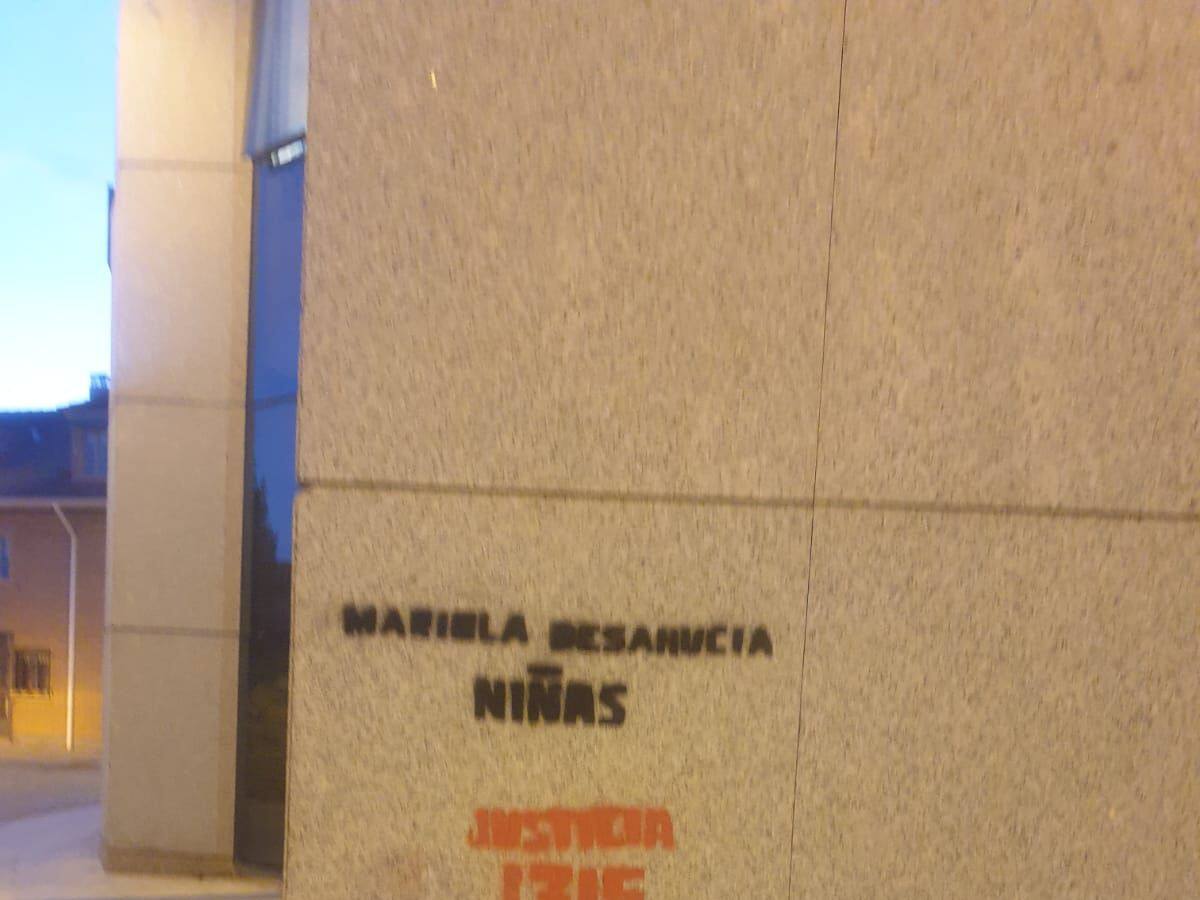 La alcaldesa de Collado Villalba, Mariola Vargas, señala a la Asamblea de la Vivienda por las pintadas en el Ayuntamiento y alerta de «mafias» que lucran con la okupación
