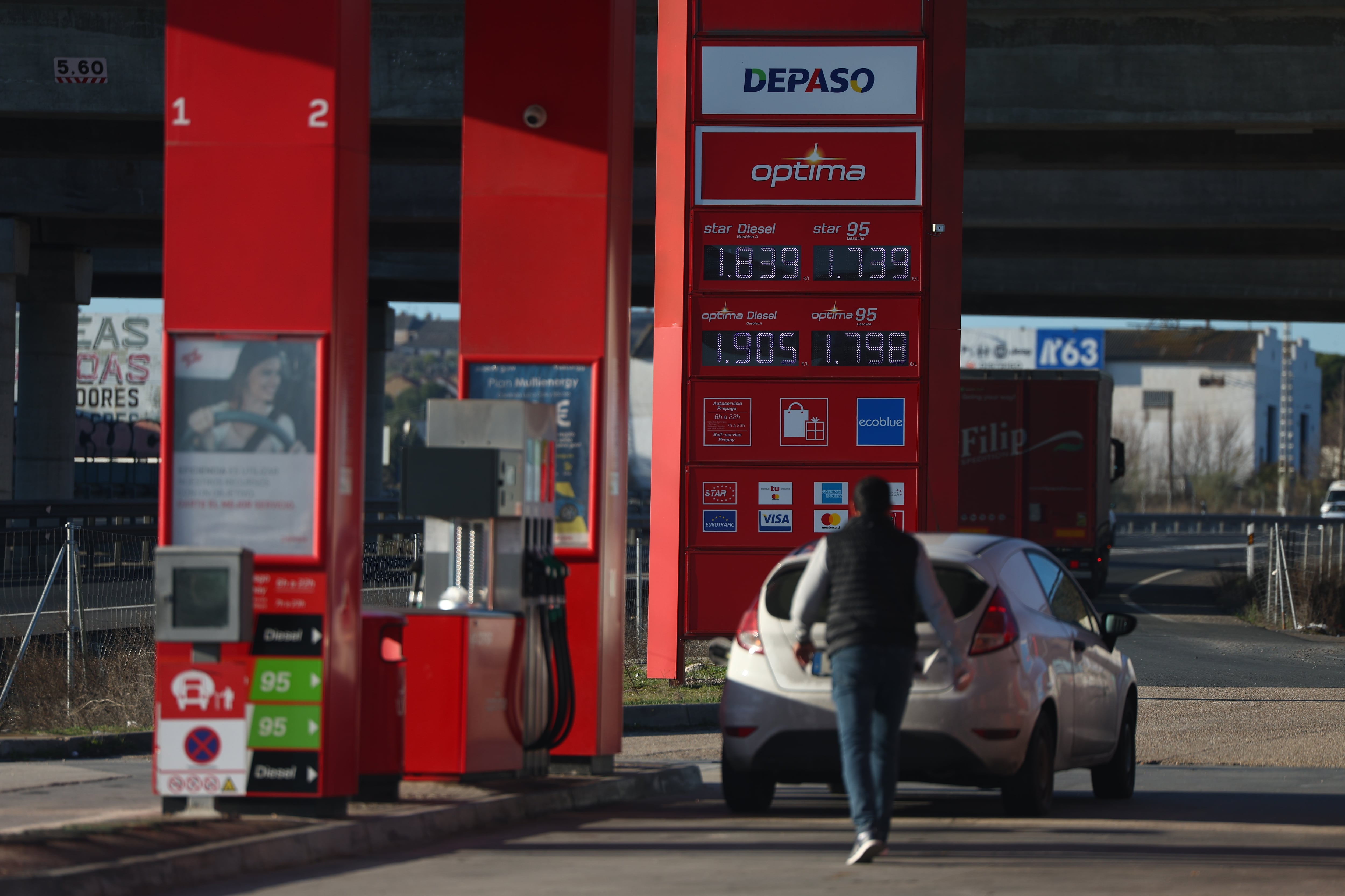 TOLEDO, 13/03/2026.- Indicador de precios de los combustibles en una estación de servicio. EFE/ Ismael Herrero