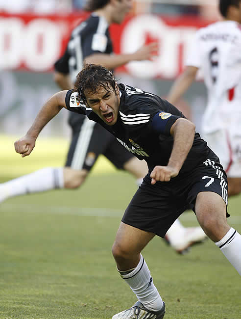 Raúl celebra uno de los tres goles que le marcó al Sevilla