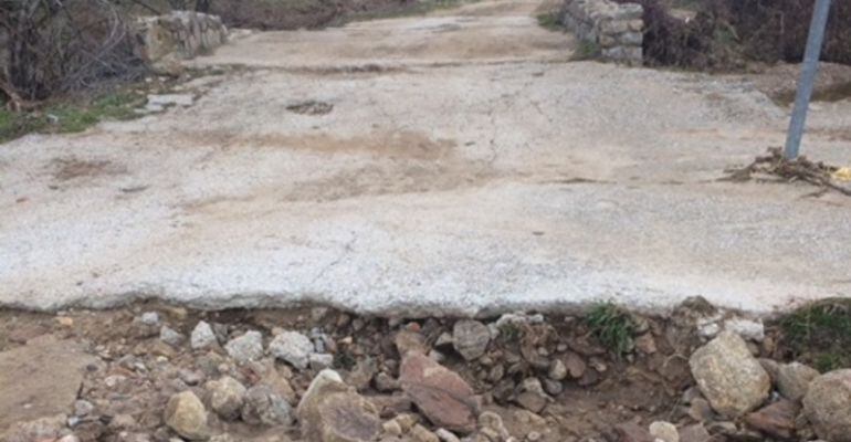 Desperfectos en un camino de Colmenar Viejo