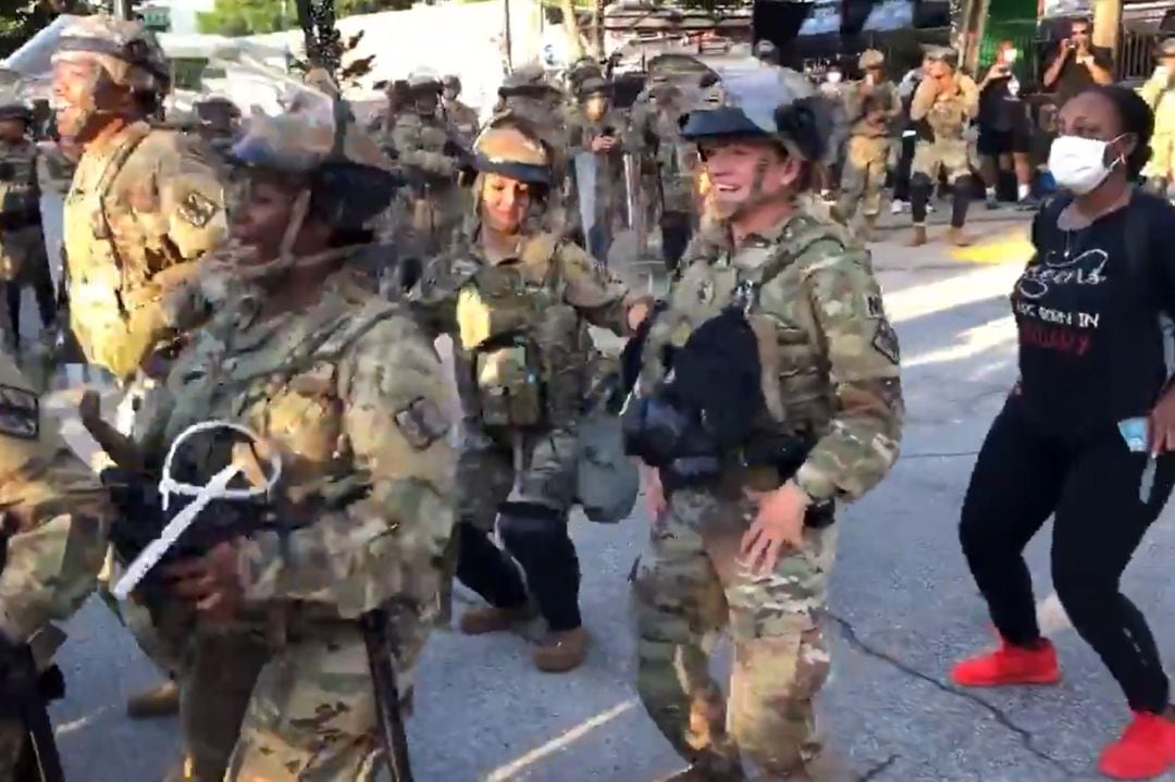 Guardia Nacional y manifestantes en EEUU bailan &#039;La Macarena&#039; 