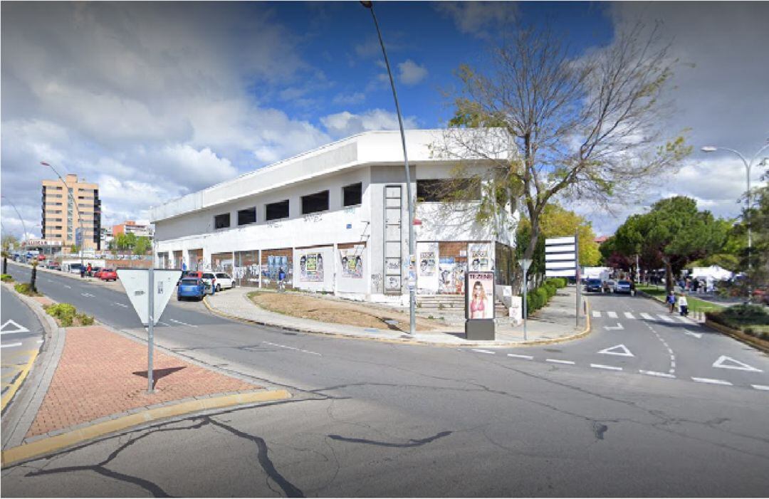 Las naves de este concesionario llevan años en desuso y ahora, tras su derribo, se convertirá en un nuevo edificio de viviendas