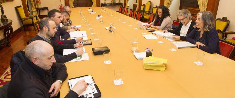 Reunión sobre el contrato del servicio de recogida de basuras