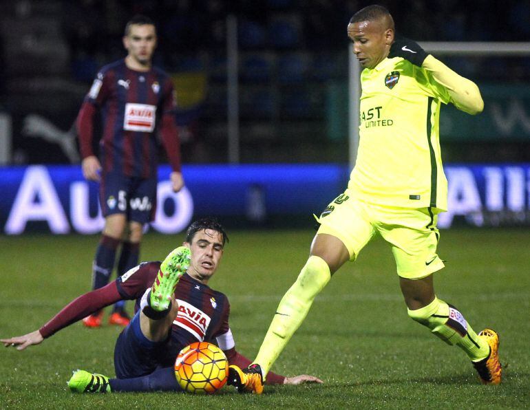 El centrocampista del Eibar Dani Garcia (i) lucha un balón con el delantero brasileño del Levante Dayverson Acosta durante el partido de la vigésima cuarta jornada de la Liga BBVA de fútbol que han disputado hoy en el estadio de Ipurua de la localidad gui