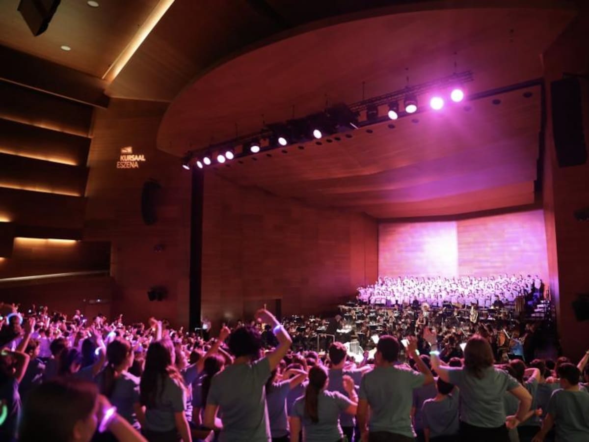 Estreno de la cantata infantil `Logelan Logale´en el Kursaal de San Sebastián con la participación de 1000 niños