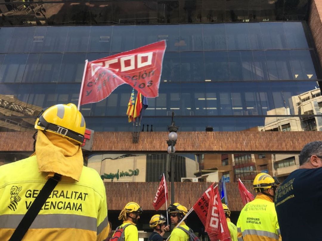 Protesta de los bomberos forestales frente a la Delegación del gobierno (archivo)