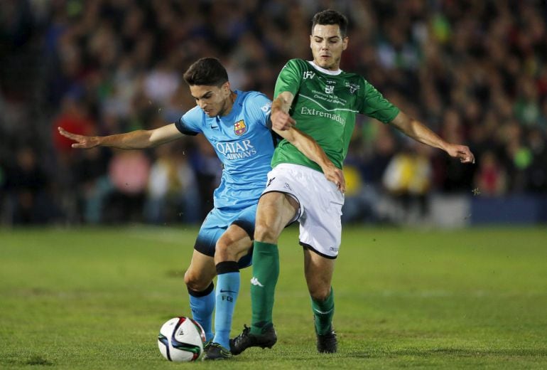 Marc Bartra y Elias luchan por el balón.