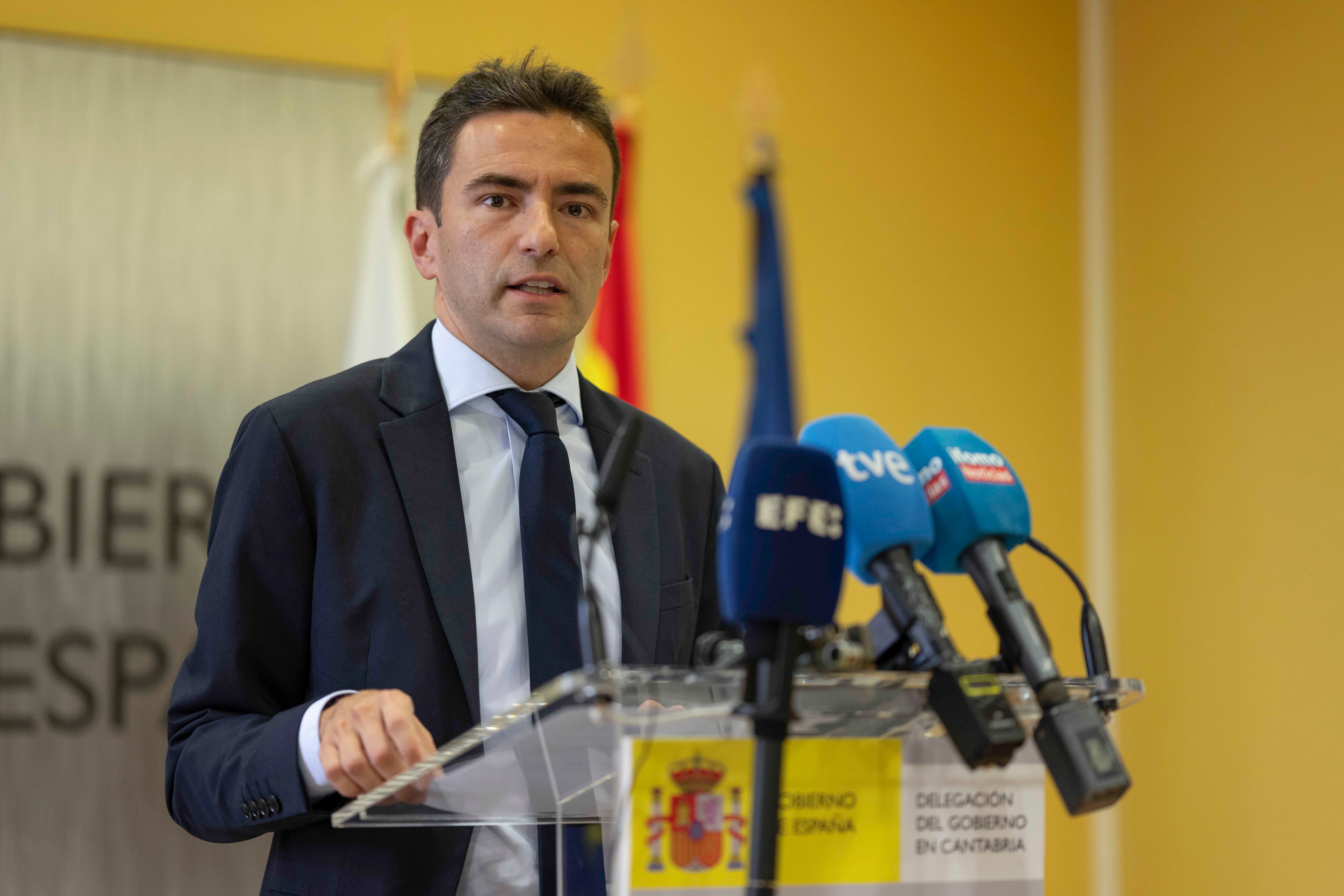 SANTANDER, 12/09/2025.- El delegado del Gobierno en Cantabria, Pedro Casares, realiza declaraciones a los medios de comunicación tras conocerse que se ha identificado a unos jóvenes como presuntos autores del ataque a la sede del PSOE de Cantabria.-EFE/ Pedro Puente Hoyos
