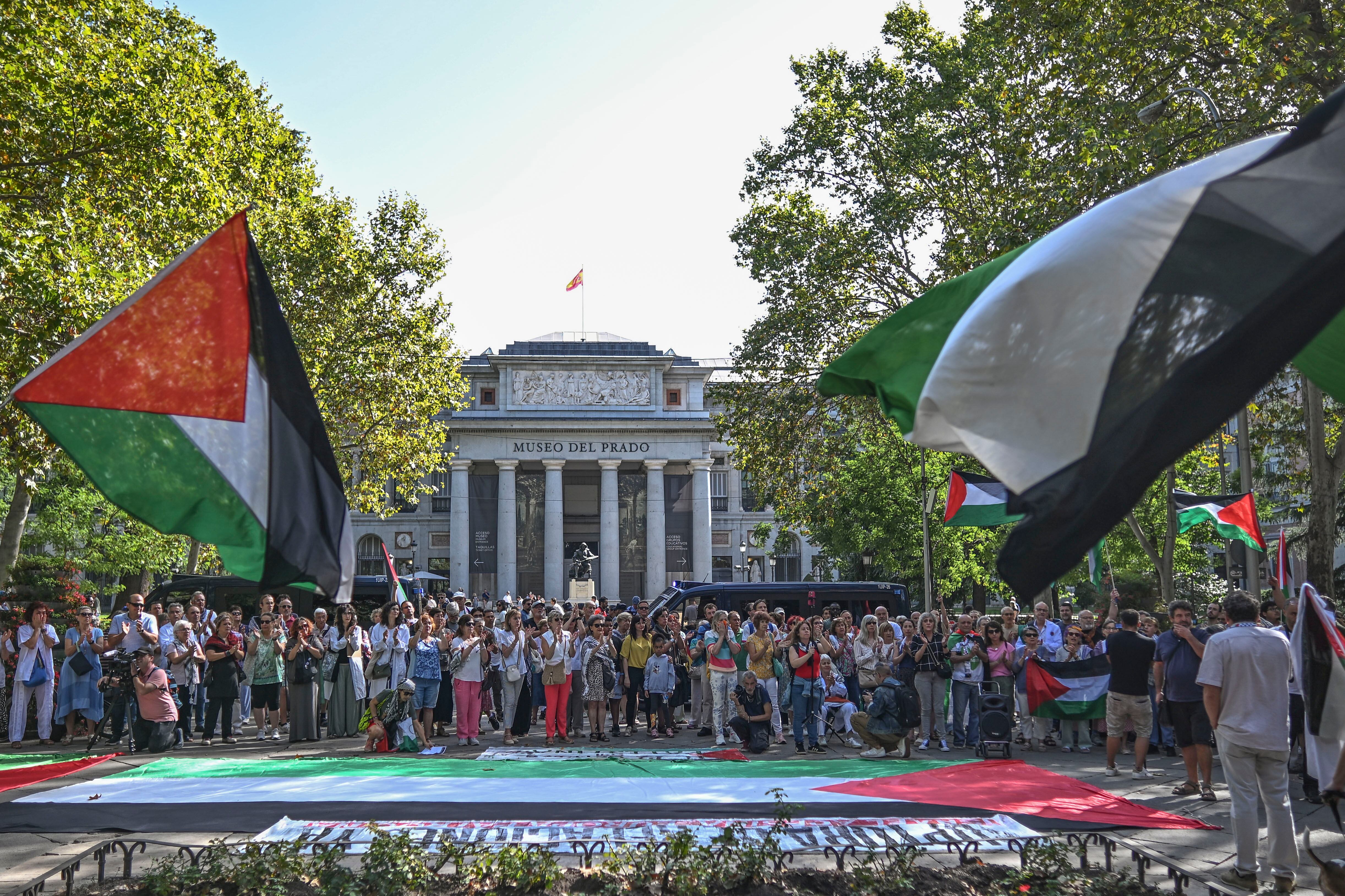 Miembros de la asociación Sanitarios con Palestina en una concentración con el lema "Paremos el genocidio. ¡Ruptura de relaciones ya!". EFE/ Fernando Villar