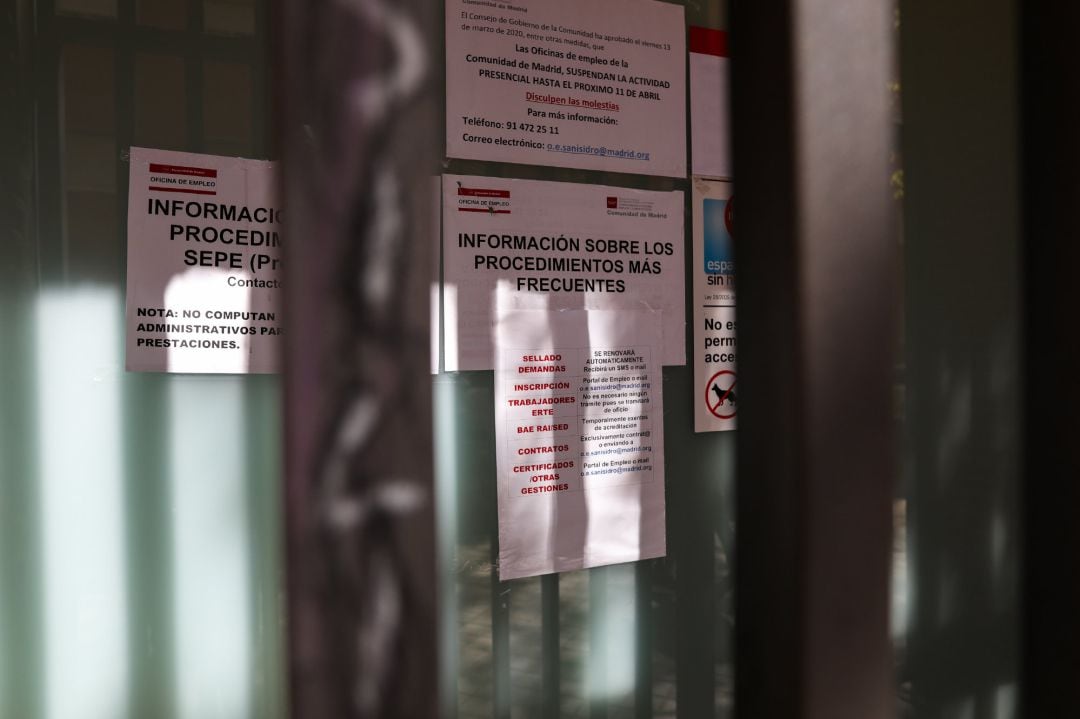 Carteles informativos sobre gestiones durante el estado de alarma provocado por el coronavirus en una Oficina de Empleo