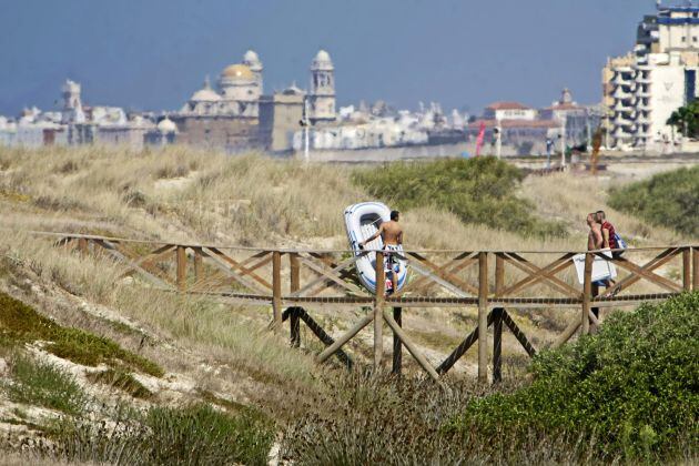 Playa de Cortadura, con la catedral al fondo