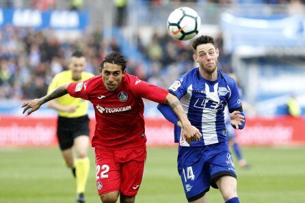 El azulón Damián Suárez (i), disputa el balón con el centrocampista del Deportivo Alavés, Jorge Franco &quot;Burgui&quot; (d).